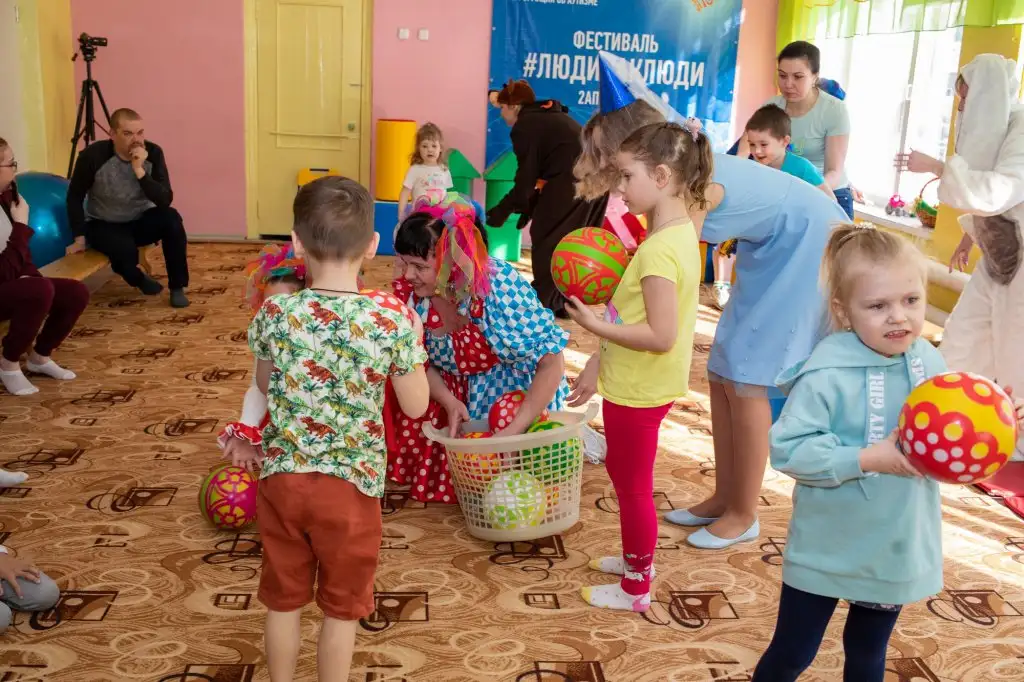 Праздник "Должны смеяться дети!" в рамках инклюзивного фестиваля #ЛЮДИКАКЛЮДИ - 2022