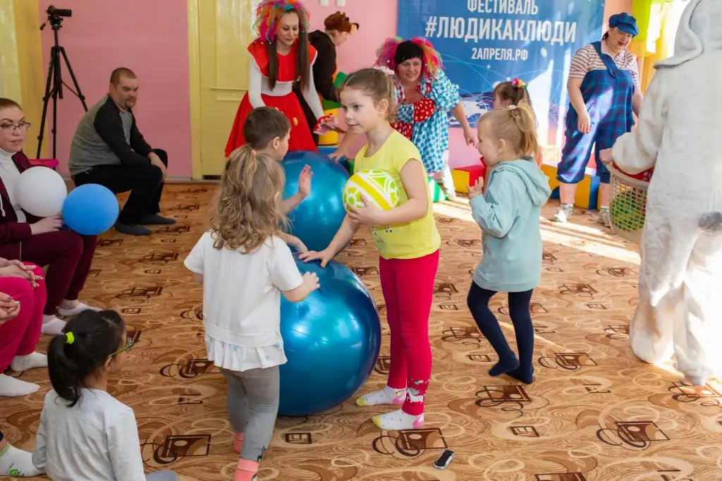 Праздник "Должны смеяться дети!" в рамках инклюзивного фестиваля #ЛЮДИКАКЛЮДИ - 2022